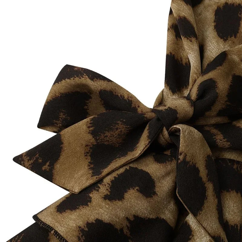 Blouse blanche en tissu léger, manches volantées modernes et motif délicat, adaptée aux occasions formelles ou décontractées.