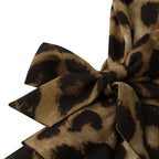 Blouse blanche en tissu léger, manches volantées modernes et motif délicat, adaptée aux occasions formelles ou décontractées.