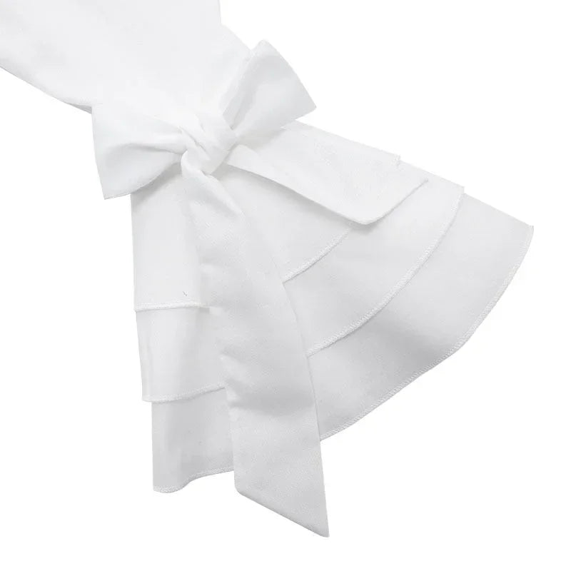 Blouse femme bleue avec manches volantées, en tissu léger, adaptée pour des occasions élégantes ou décontractées.