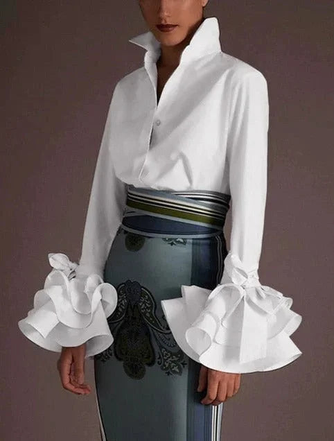 Blouse blanche pour femme avec manches volantées, en mélange de coton léger, adaptée aux occasions élégantes ou quotidiennes.