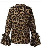 Blouse femme bleue avec manches volantées modernes, en tissu léger et respirant.