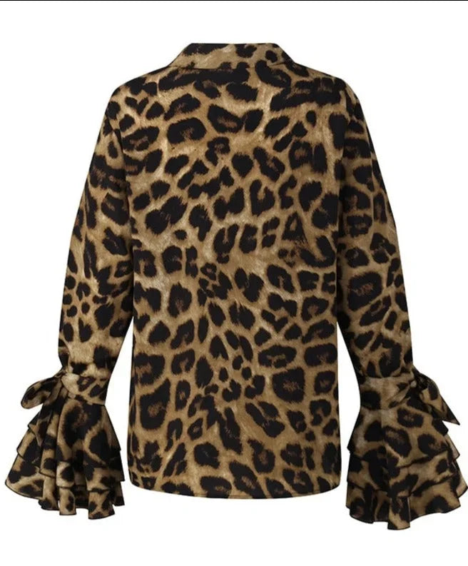 Blouse femme bleue avec manches volantées modernes, en tissu léger et respirant.