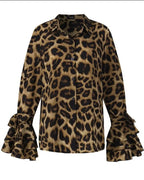 Blouse femme bleue en tissu léger, avec manches volantées et silhouette féminine.