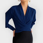 Blouse bleue croisée, longueur genou, en coton léger, adaptée pour le bureau et les loisirs.