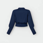 Blouse croisée en coton léger, bleu clair, avec des finitions soignées, adaptée pour le bureau et les loisirs.