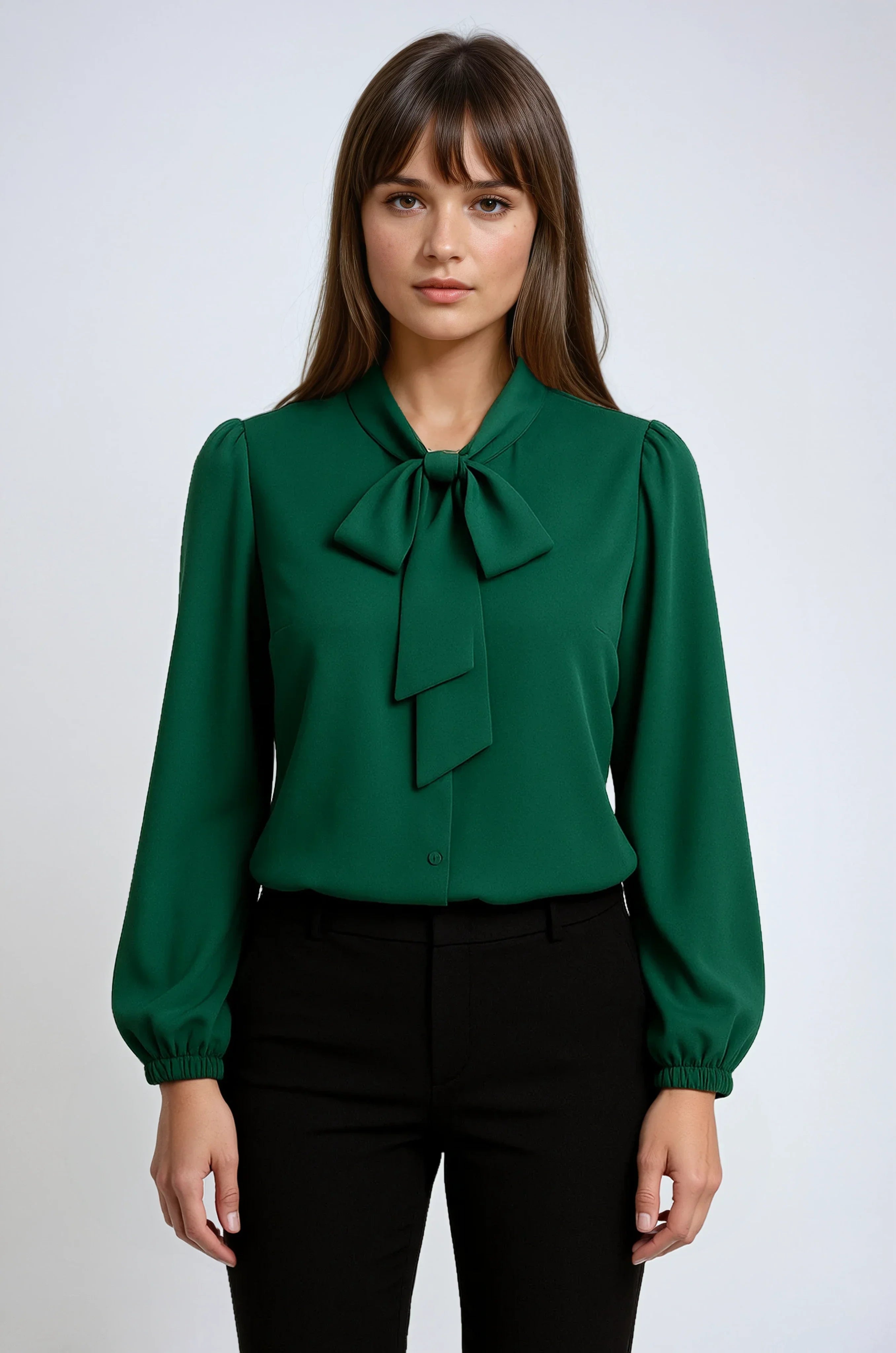 Blouse femme verte à manches longues, en tissu léger, avec un nœud décoratif à l'avant.