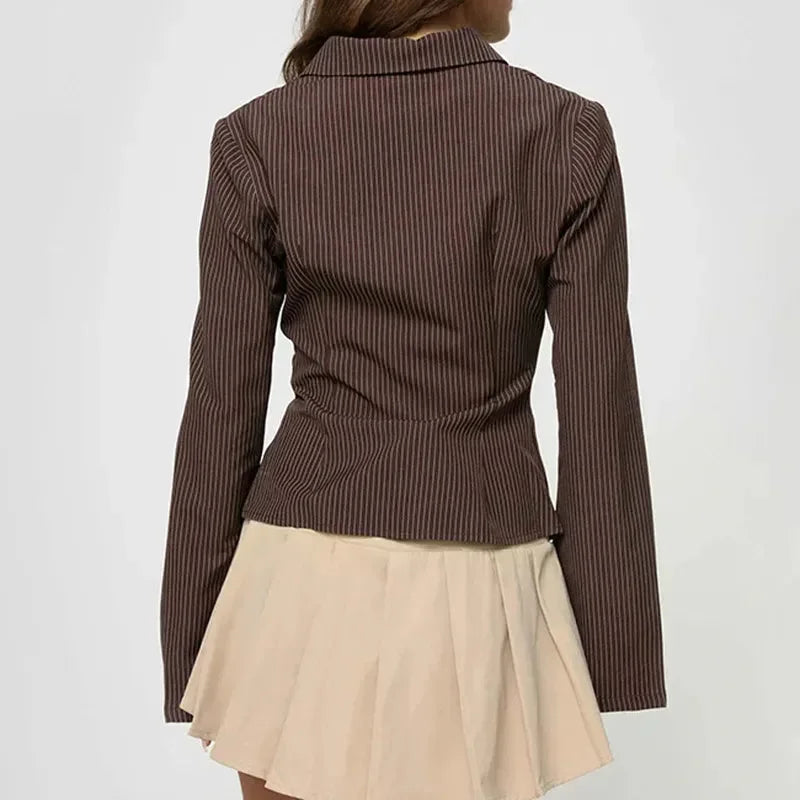Blouse femme rayée marron avec manches évasées en tissu léger et respirant. Parfaite pour un usage quotidien.
