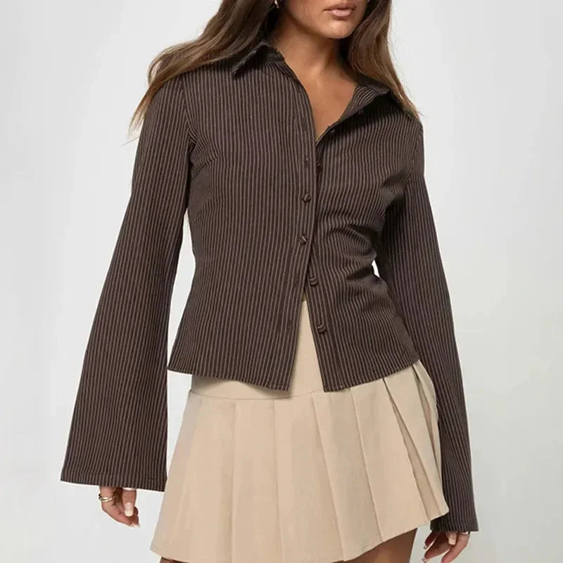 Blouse femme rayée marron, manches évasées, en coton léger, adaptée pour des occasions décontractées.
