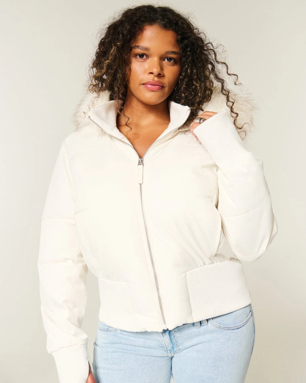 Blouson d’hiver femme matelassé blanc, avec capuche amovible et doublure chaude, adapté pour les journées froides.