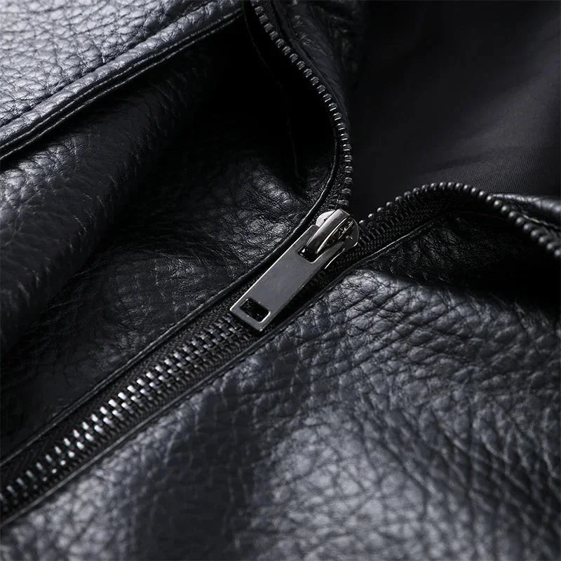 Blouson noir pour femme avec col montant, en coton léger, design minimaliste et poches latérales.