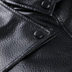 Blouson noir pour femme avec col montant et poches latérales.