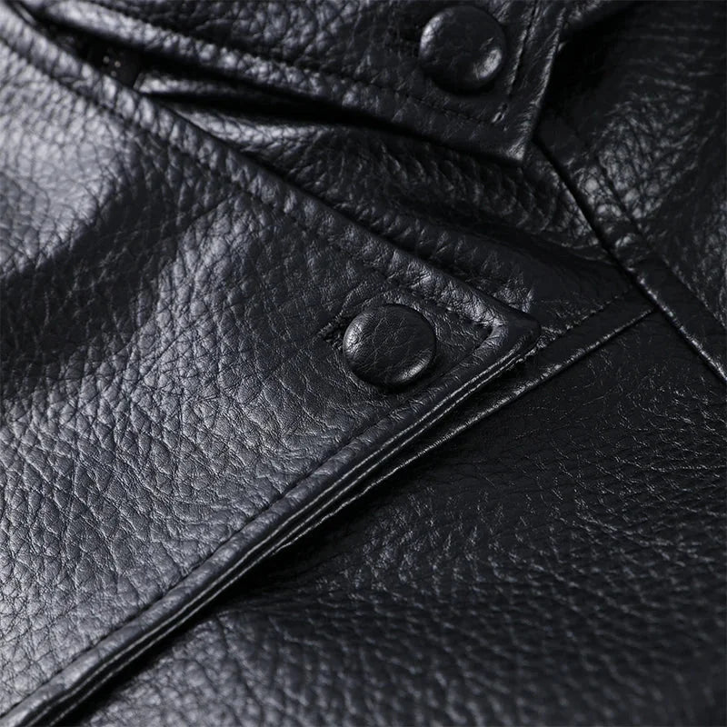 Blouson noir pour femme avec col montant et poches latérales.