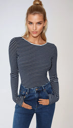 Body à rayures marines, dos ouvert, manches longues, en tissu élastique pour un ajustement confortable.