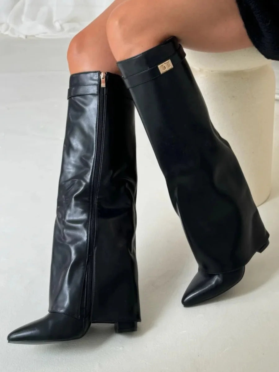 Bottes en suède marron avec détails métalliques, design élégant adapté à toutes les saisons.