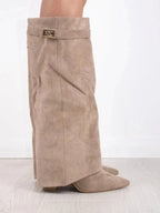 Bottes en suède beige pour femme, avec détails métalliques et design élégant, adaptées à divers styles.