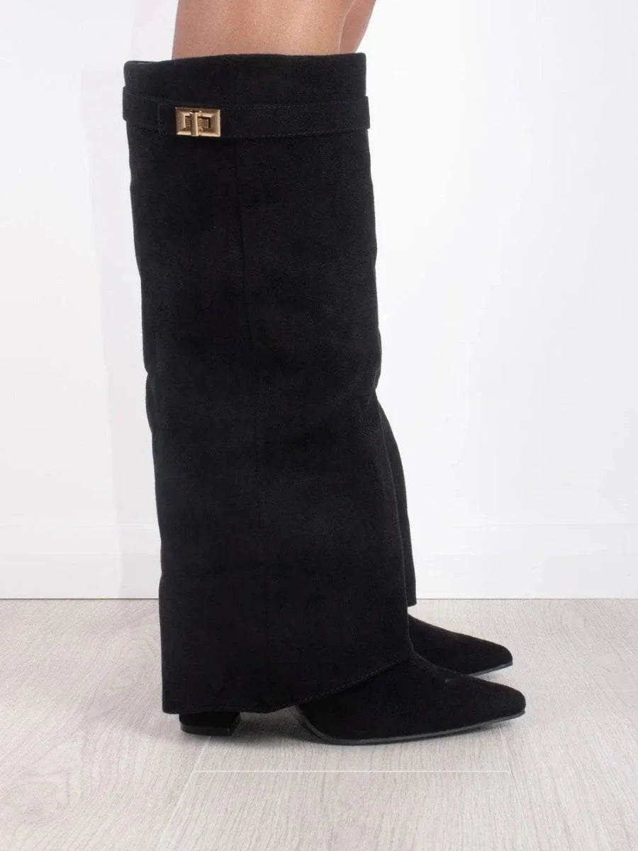 Bottes en suède noir pour femme avec détails métalliques et design élégant, adaptées à diverses occasions.