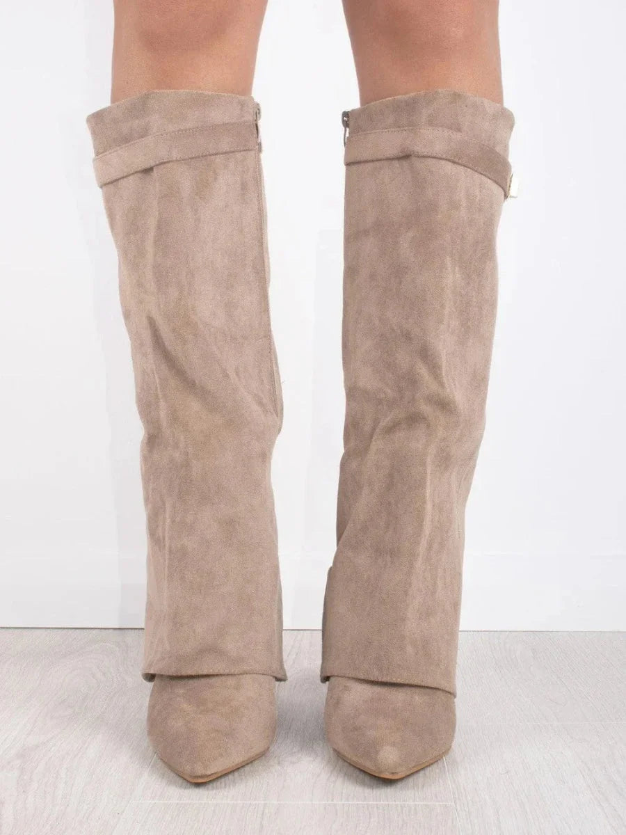 Bottes en suède beige avec détails métalliques, coupe élégante et semelle confortable pour un usage quotidien.