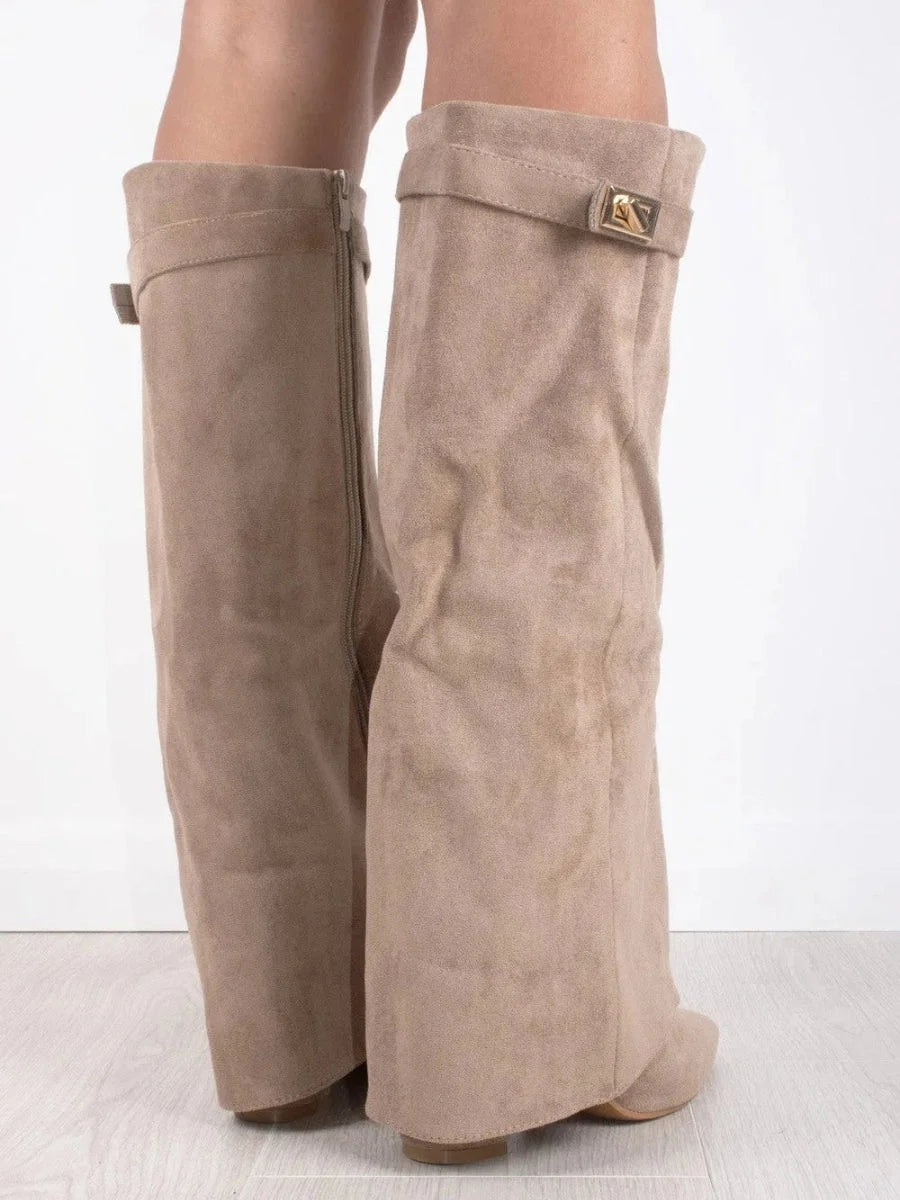 Bottes en suède beige avec détails métalliques, design classique et coupe confortable pour un usage quotidien.