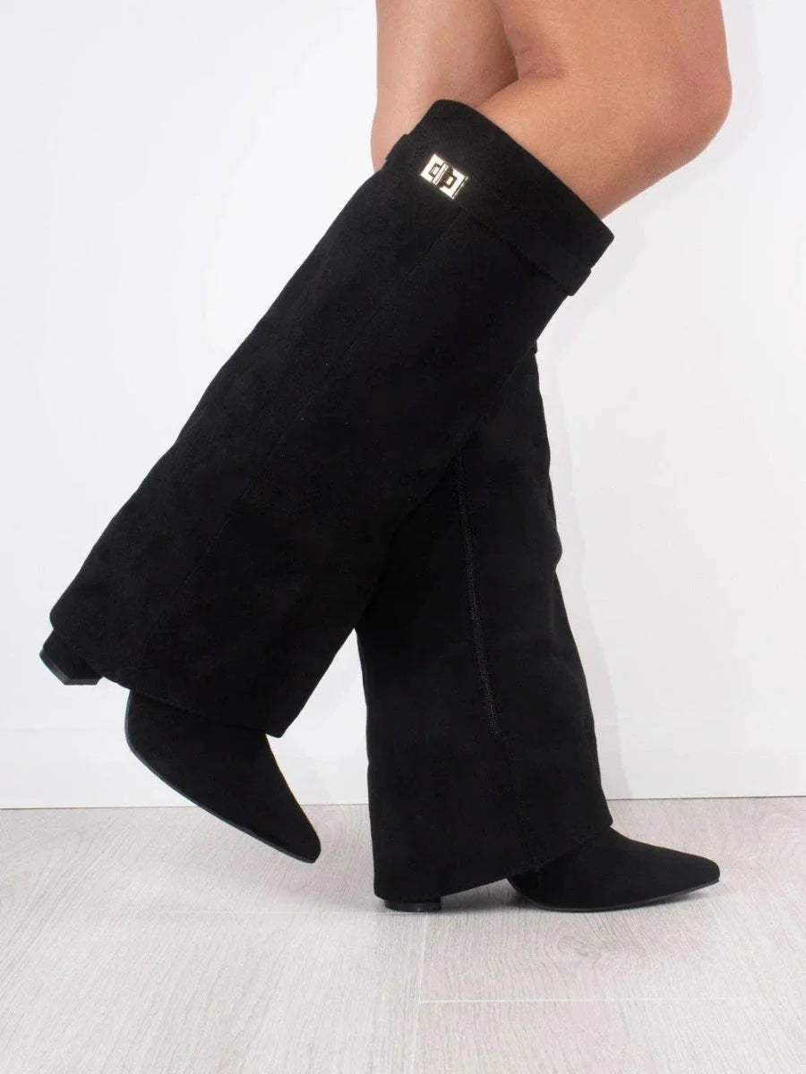 Bottes en suède noir pour femme avec détails métalliques, design élégant et confortable pour un usage quotidien.