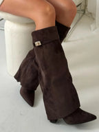 Bottes en suède beige avec détails métalliques et design moderne, adaptées à divers styles.