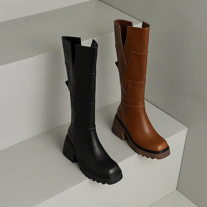Bottes noires hautes chunky avec zip et talon carré, adaptées pour un usage quotidien.