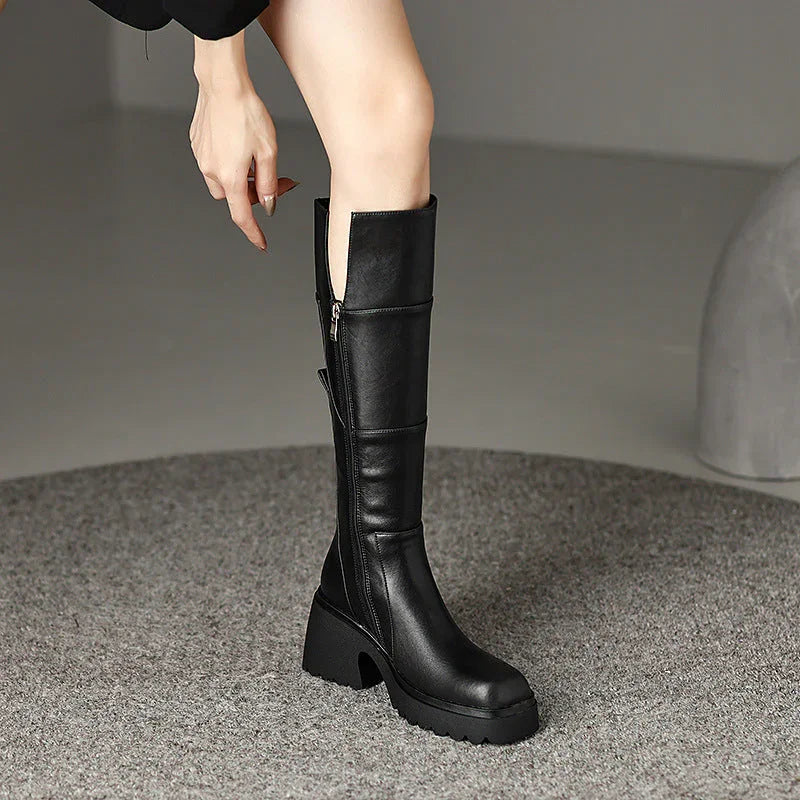 Bottes hautes noires pour femmes avec zip, talon carré et tige résistante.