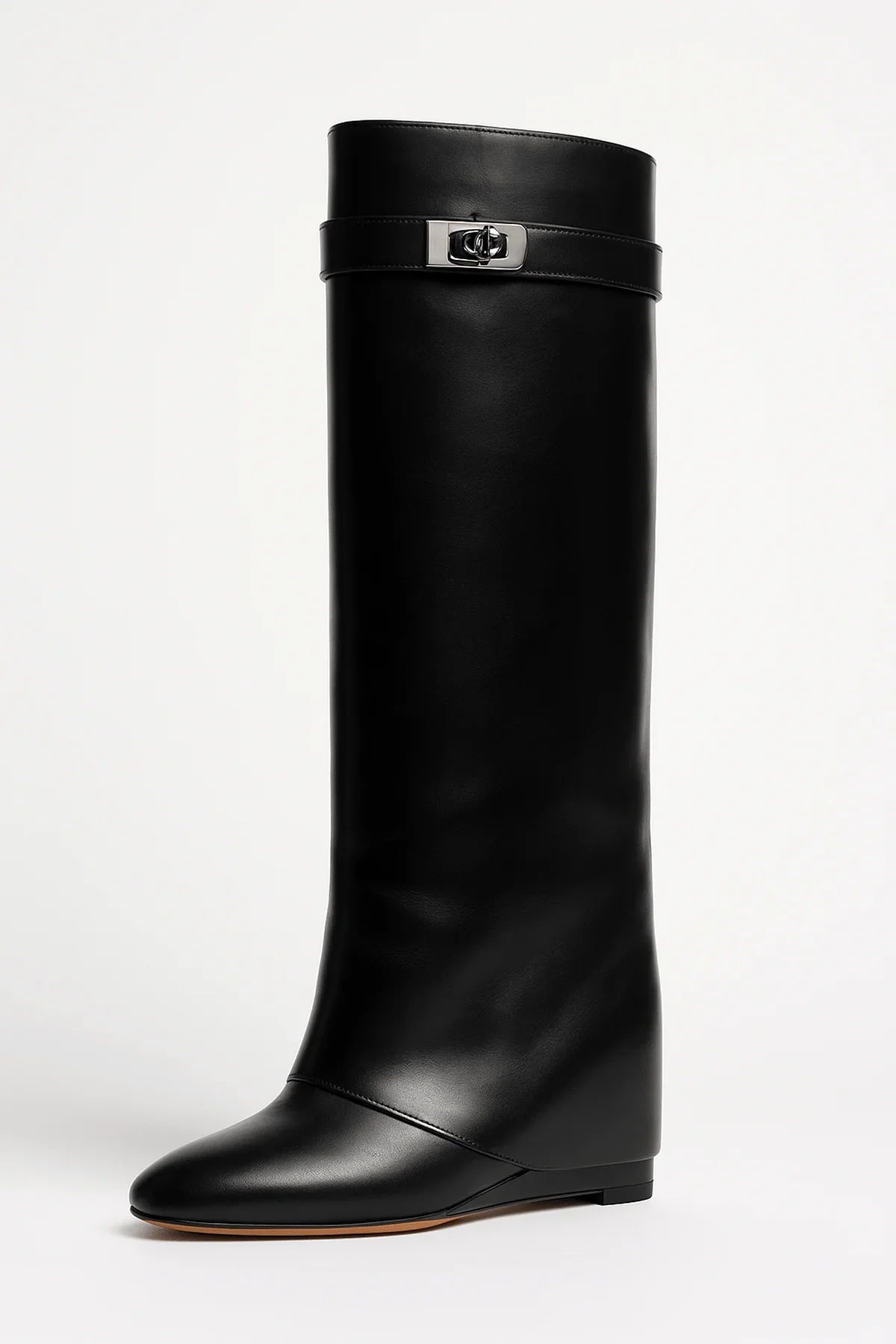 Bottes hautes noires en simili cuir avec fermeture décorative et design élégant.