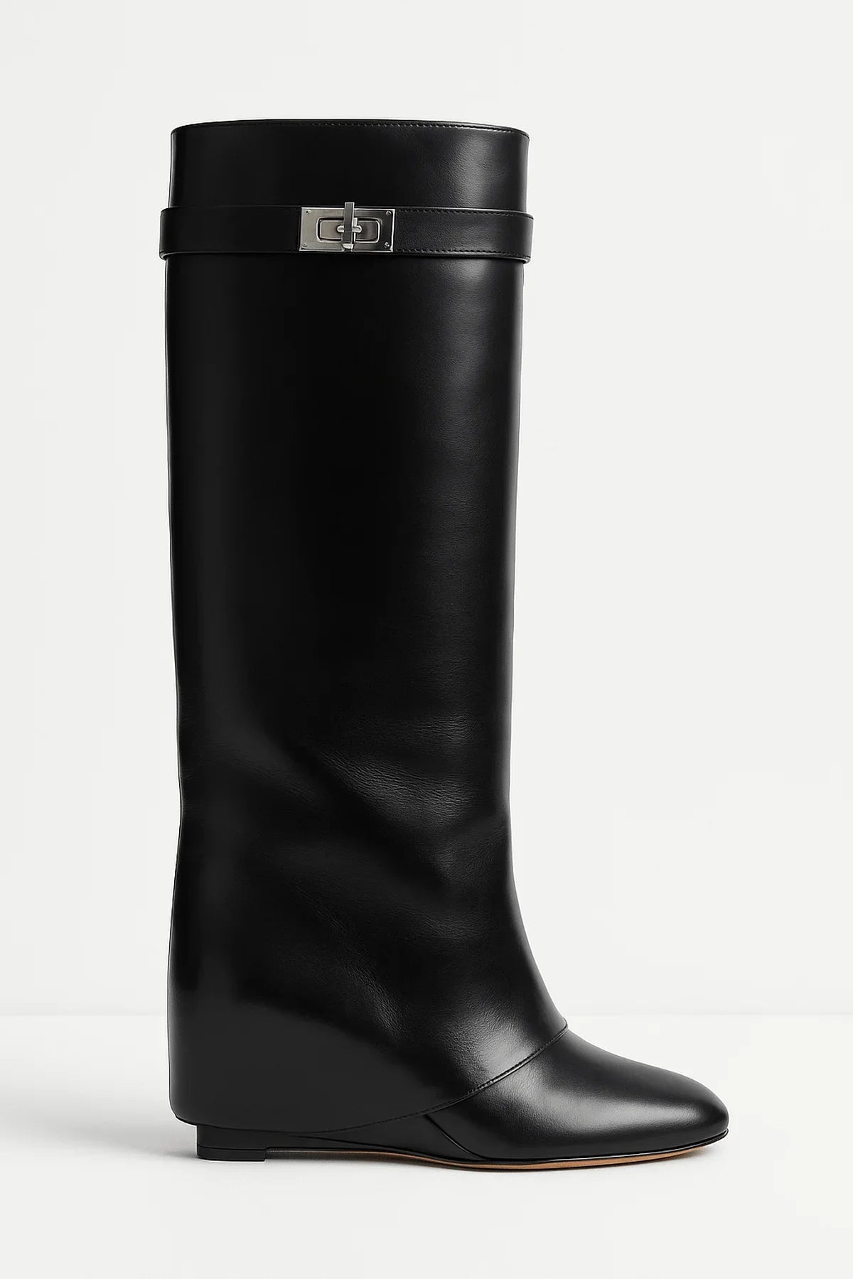 Bottes hautes en simili cuir noir avec fermeture décorative et talon élevé.