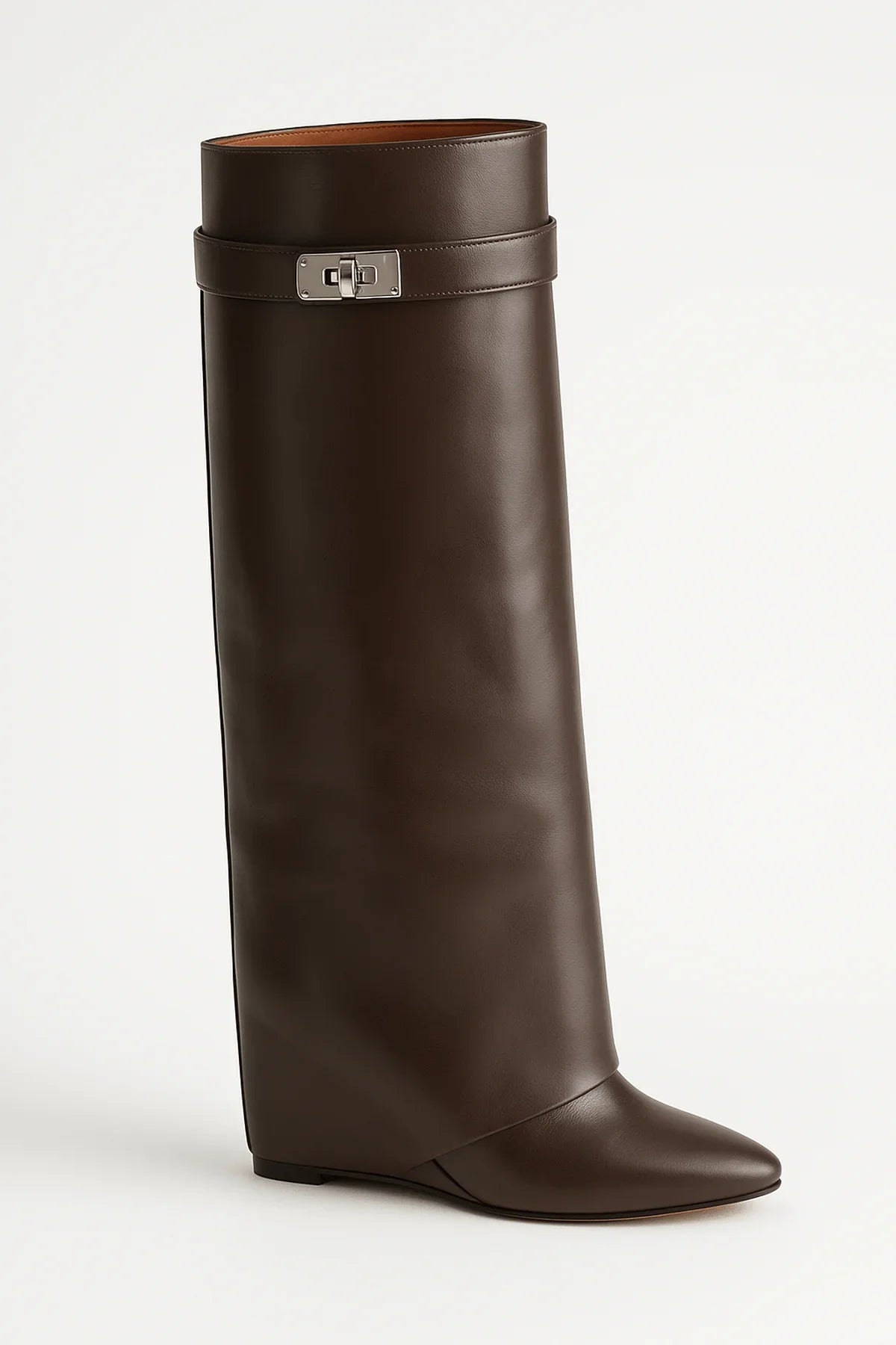 Bottes hautes femme en simili cuir noir avec fermeture éclair décorative et design montante.