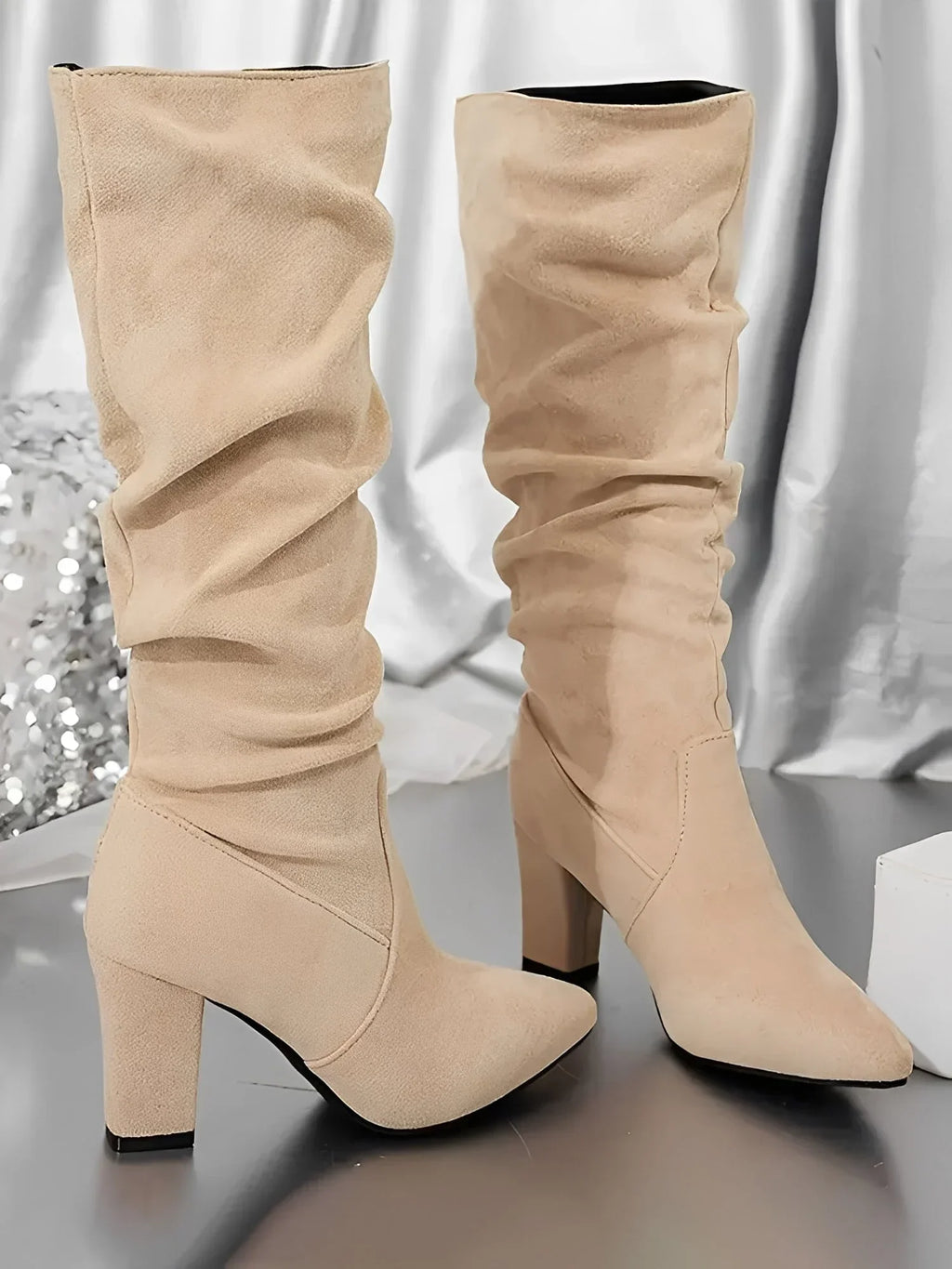 Bottes genou en simili cuir beige, talon bloc, design plissé moderne pour femmes.