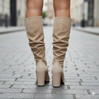 Bottes genou en beige, talon bloc, design plissé, en simili cuir souple.