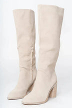 Bottes hautes femme beige en simili cuir, talon bloc stable et détails de lacets classiques.