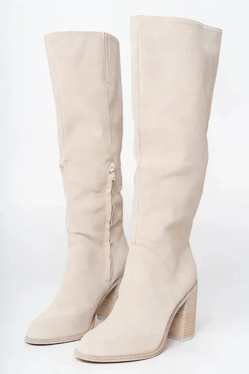 Bottes hautes femme beige en simili cuir, talon bloc stable et détails de lacets classiques.
