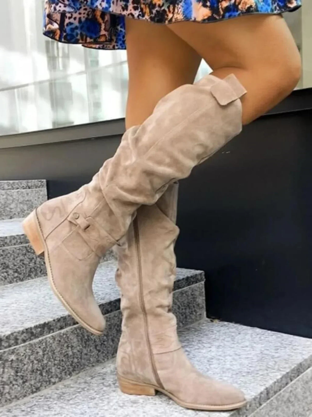 Bottes hautes pour femme en cuir beige, à talon bas, offrant un design confortable et élégant.