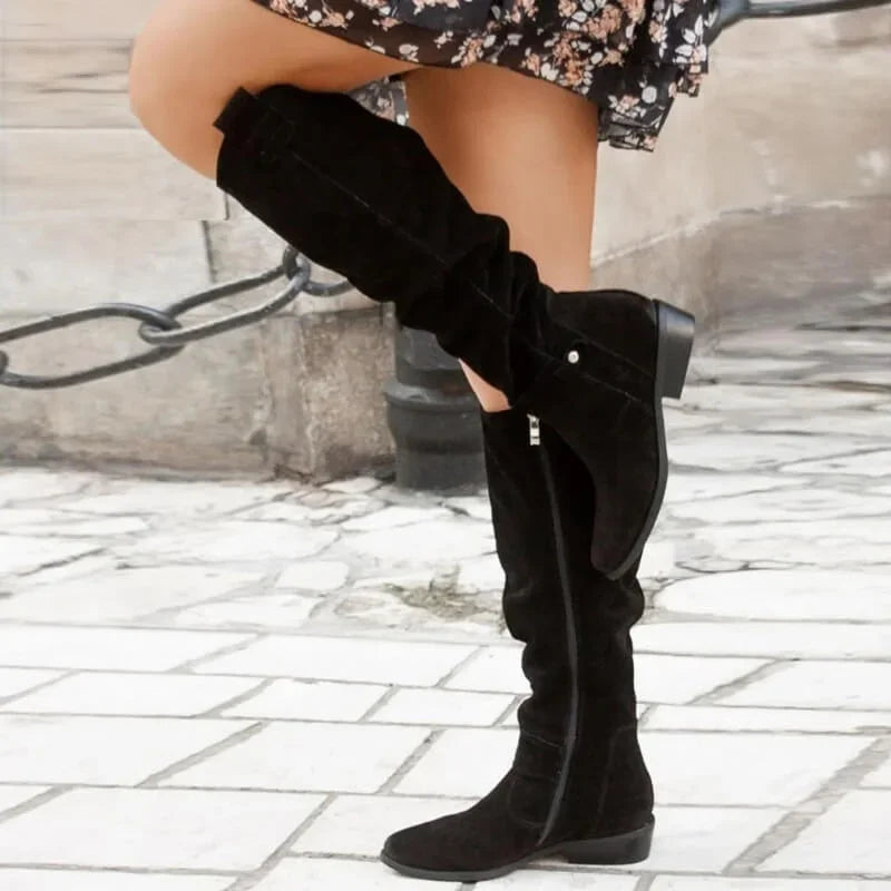 Bottes hautes pour femme en cuir souple, avec talon bas et design simple et élégant, couleur beige.