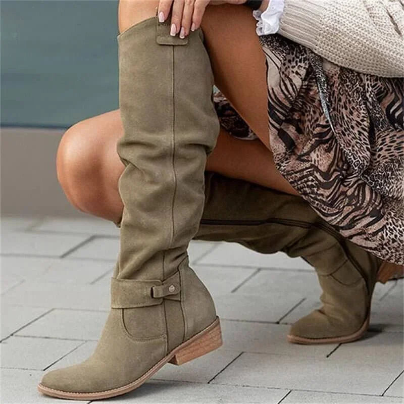 Bottes hautes pour femme en cuir beige, avec un talon bas et un design classique.