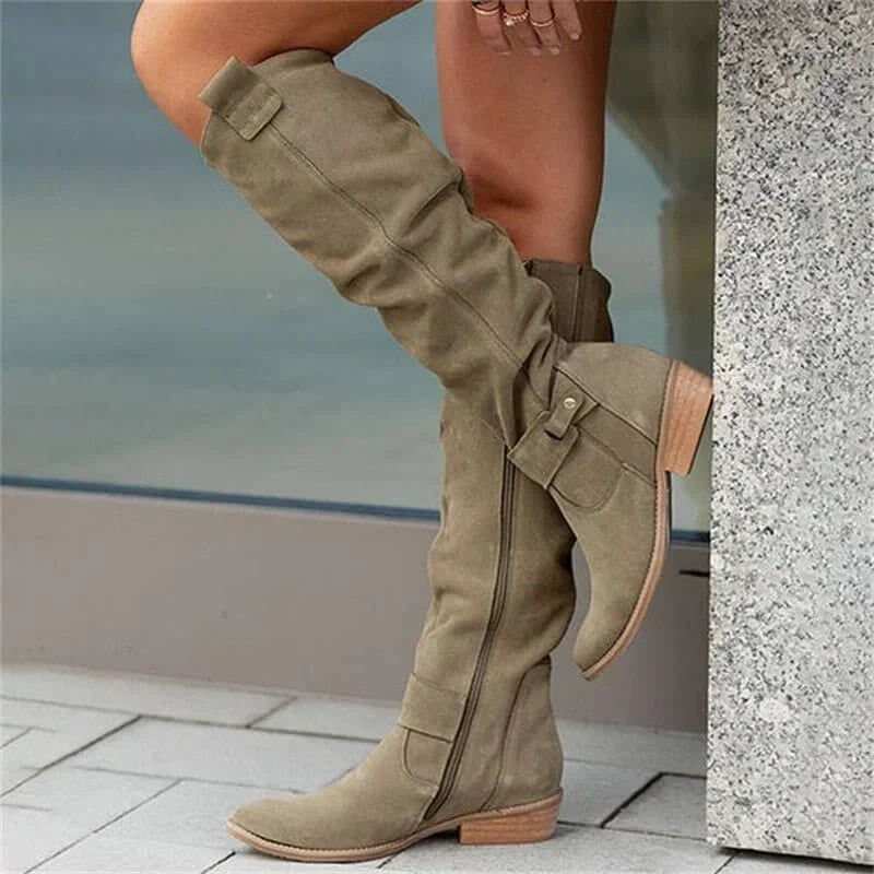 Bottes hautes pour femme en simili cuir beige, à talon bas et coutures simples.