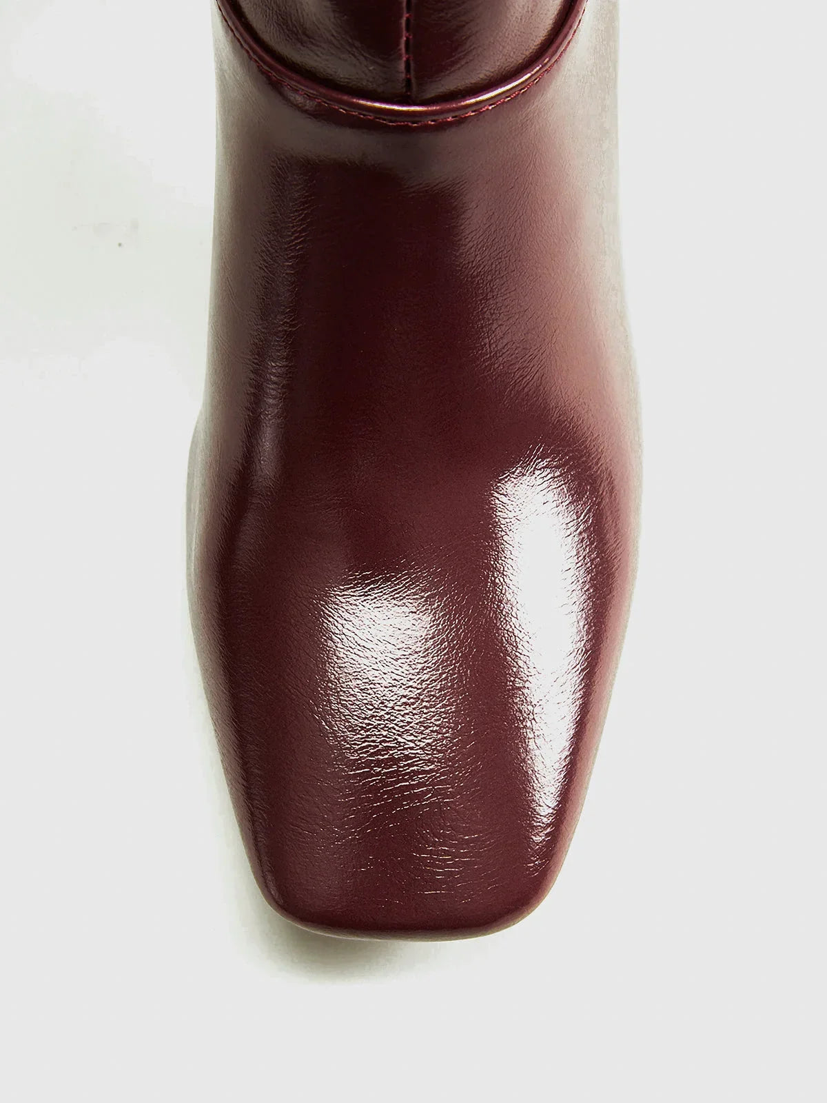 Bottes hautes marron pour femme, en simili cuir, avec talons carrés modernes.