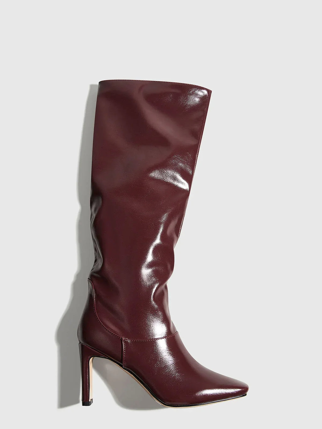 Bottes hautes marron pour femme, en simili cuir, avec talons carrés et design moderne. Taille disponible : 37.