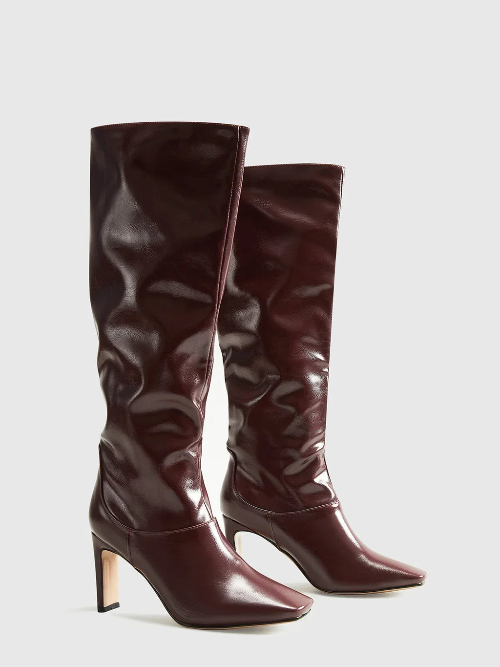 Bottes hautes femme marron en cuir avec talons carrés et design simple.