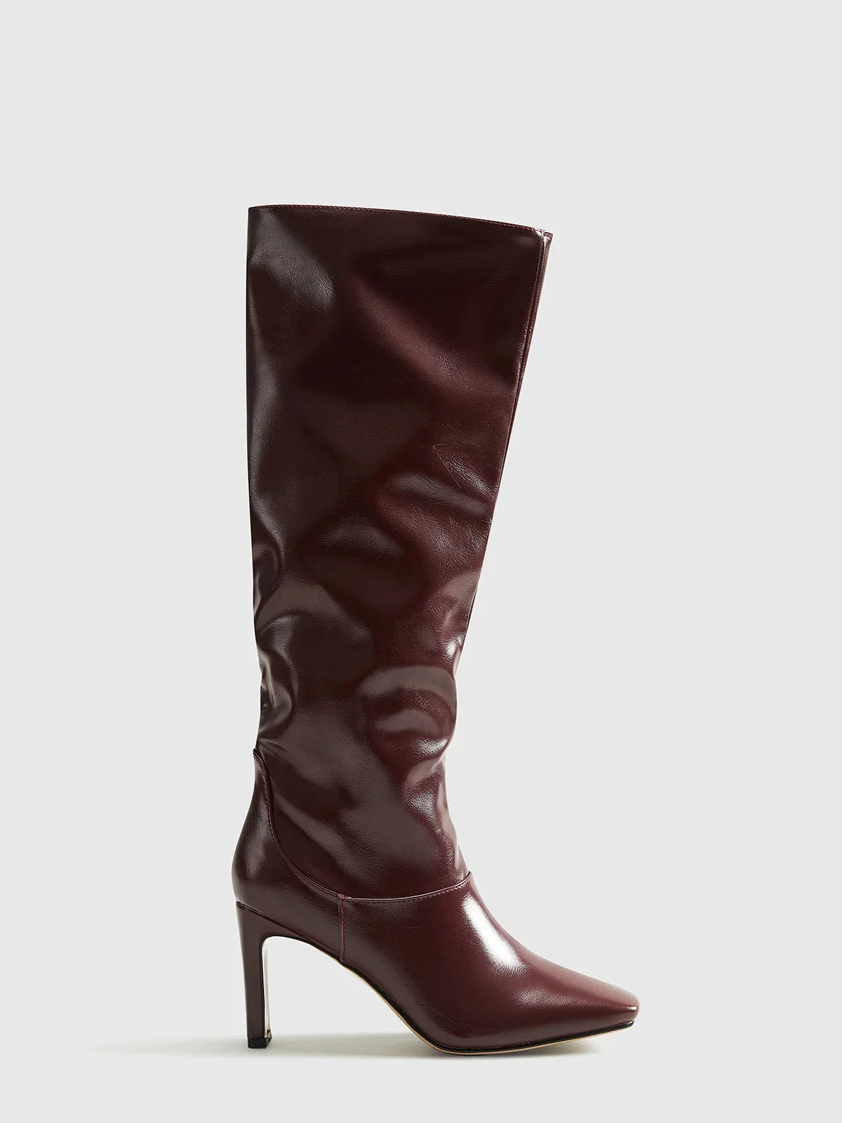 Bottes hautes marron pour femme avec talons carrés, en simili cuir, dotées de coutures élégantes.
