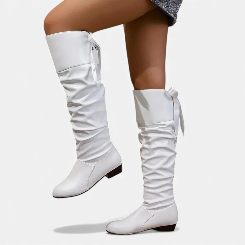 Bottes mi-hautes blanches en simili cuir avec nœud décoratif et talon bas, adaptées pour un usage quotidien.
