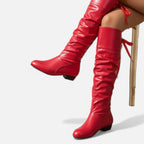 Bottes mi-hautes rouges pour femme avec nœud décoratif et talon bas en simili cuir.