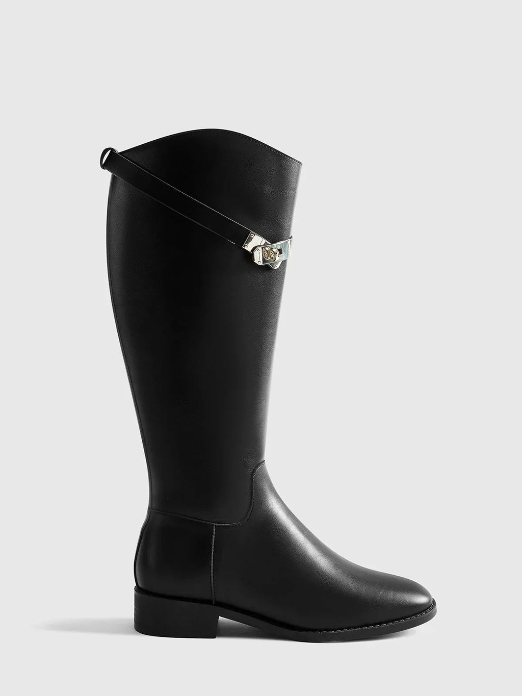 Bottes noires en cuir, style équestre, avec détail de boucle et coupe classique.
