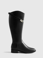Bottes noires en cuir, style équestre, avec détail de boucle et coupe classique.
