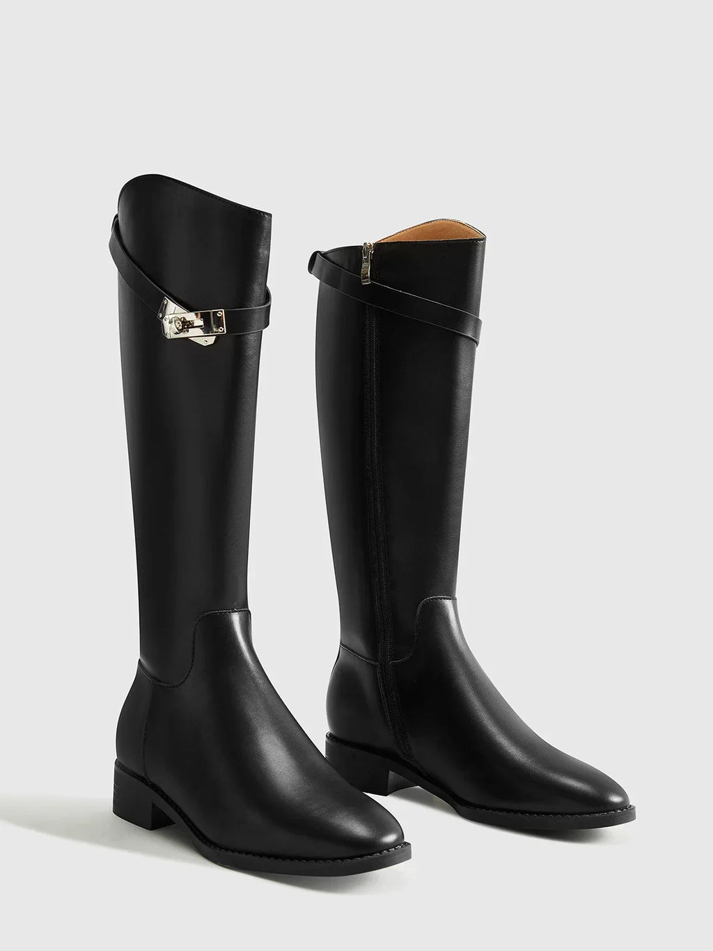 Bottes noires en cuir style équestre avec boucle, design robuste et confortable.