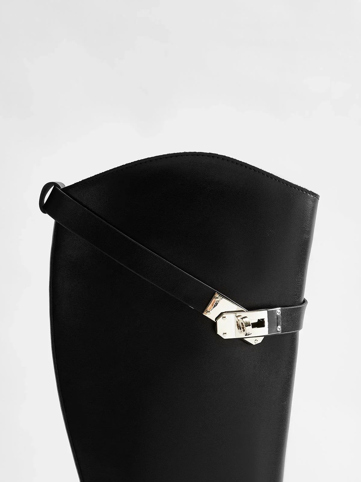 Bottes noires en cuir, style équestre, avec détail de boucle et design classique.