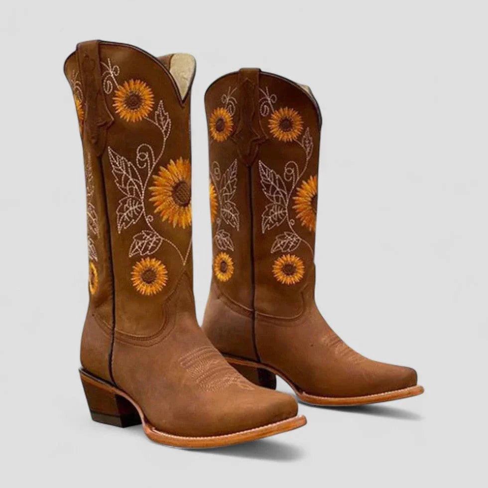 Bottes western femme en cuir synthétique, brodées de motifs floraux, avec un talon bas pour un confort au quotidien.