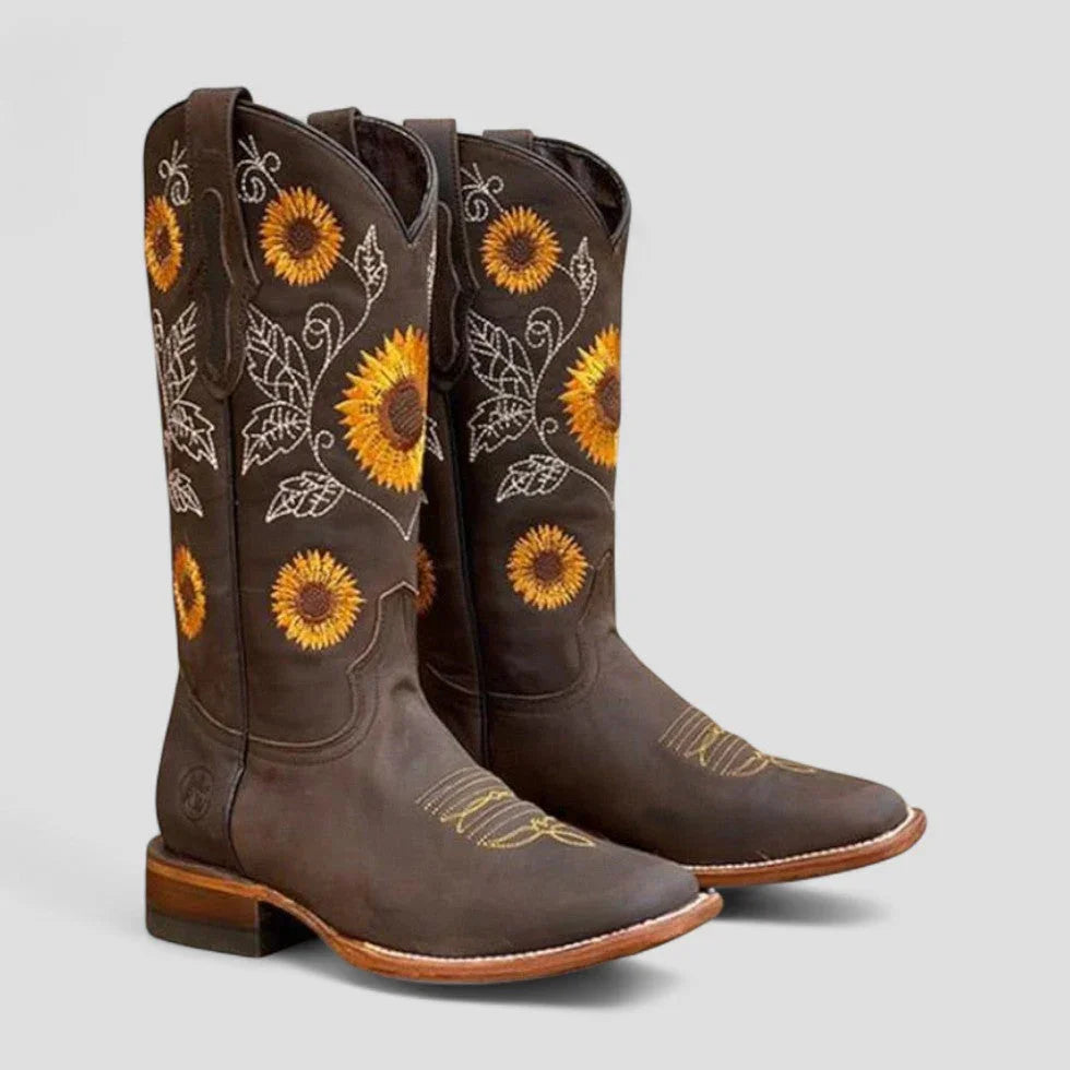 Bottes western femme en cuir synthétique, brodées de fleurs colorées, avec un confortable talon bas pour le quotidien.