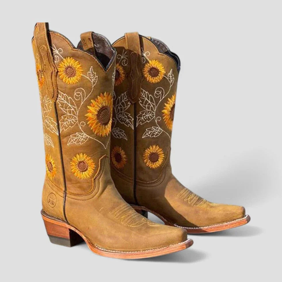 Bottes western en cuir avec broderies florales colorées et talon bas, parfaites pour un style décontracté.